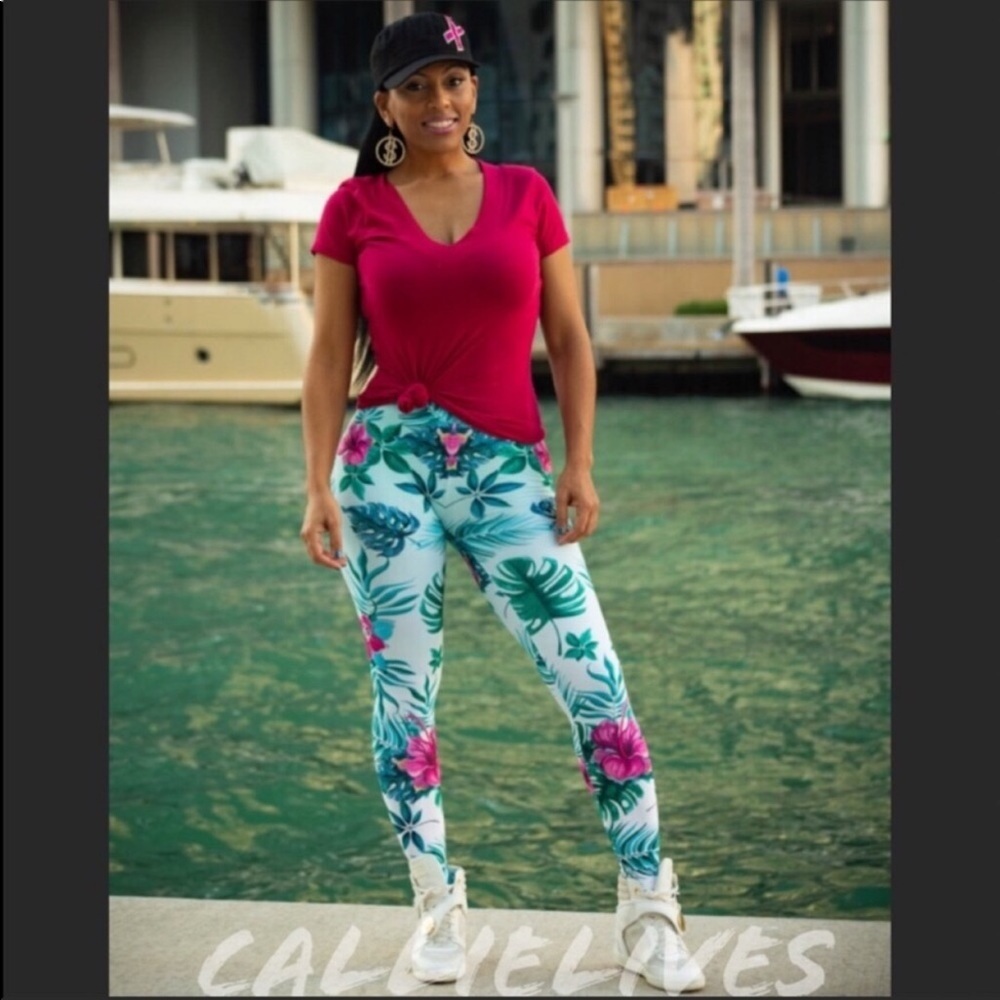 Callie Lives Paradisio: Minty Green Pink Hibiscus Leaf Floral Plant Leggings